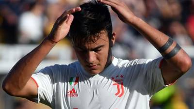 Paulo Dybala se lamenta tras una ocasión fallada ante el Lecce. Foto AFP