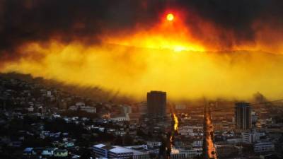 La presidenta de Chile, Michelle Bachelet, firmó la noche de este sábado un decreto que declara estado de excepción y zona de catástrofe en Valparaíso, azotado por un incendio de dimensiones descomunales que ha destruido ya unas 150 viviendas y ha obligado a evacuar a unas 600 personas.