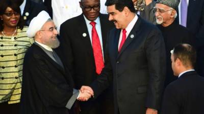 Maduro saluda al presidente iraní Hassan Rohani al cierre de la cumbre NOAL. Foto: AFP/Ronaldo Schemidt