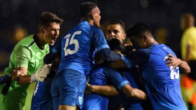 Jugadores de la selección de Guatemala festejando la victoria ante Costa Rica. FOTO AFP.