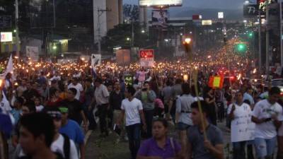 La 'Oposición Indignada' protagonizó la noche del viernes anterior una marcha de las antorchas en Tegucigalpa.