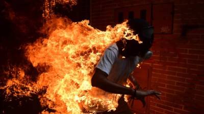 Fuerzas de seguridad de Venezuela dispersaron con bombas lacrimógenas una manifestación de miles de opositores que rechazan la convocatoria oficial a una Constituyente, en momentos en que el presidente Nicolás Maduro entregaba al poder electoral el decreto que pone en marcha la iniciativa.