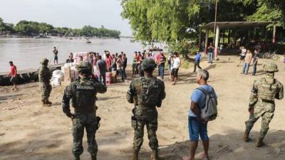 Presencia. Un grupo de efectivos de la Marina mexicana resguardan la orilla del río Suchiate en Ciudad Hidalgo, estado de Chiapas, en la frontera con Guatemala. AFP
