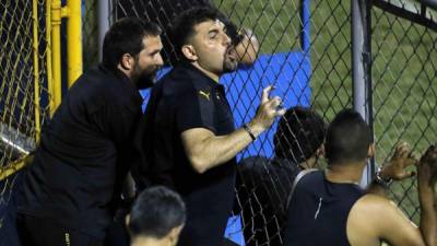 Martín 'Tato' García en las gradas del estadio Morazán tras ser expulsado en el clásico contra Olimpia. Foto Neptalí Romero