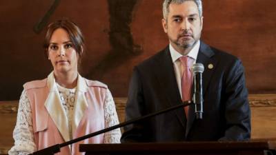 El presidente Abdo Benítez acompañó a su esposa, Silvana López-Moreira, en un viaje a Miami tras identificarse los cuerpos de la hermana de la primera dama y su familia./