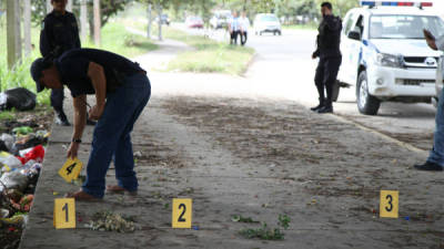 Agentes de investigación encontraron en la escena donde fue hallada la mujer más de cuatro casquillos de bala.