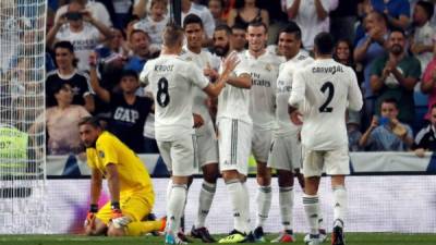 GRAF4726. MADRID, 11/08/2018.- El delantero galés del Real Madrid Gareth Bale (3d) celebra si gol con sus compañeros durante el partido, correspondiente al trofeo Santiago Bernabéu, que Real Madrid y Milan juegan esta noche en el estadio Santiago Bernabéu, en Madrid. EFE/Fernando Alvarado