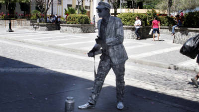 Esta estatua humana representa a los profesionales sin trabajo.
