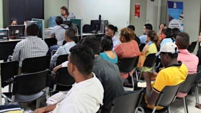 A diario, decenas de personas acuden a las oficinas de la Secretaría de Trabajo. Foto: Jorge monzón