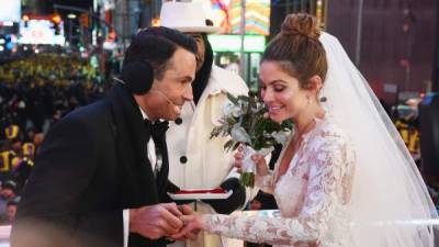 Después de 20 años juntos, Keven Undergaro y Maria Menounos contrajeron matrimonio en una boda sorpresa en Times Square.// Foto AFP.