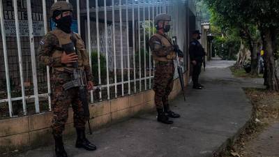 El Ejército y la policía de El Salvador siguen desplegados en todo el país para frenar la ola de violencia.