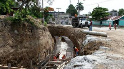 La construcción de colectores es una de las obras que se hacen en la ciudad.