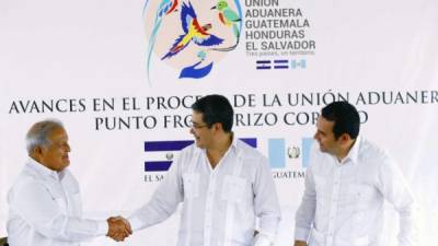 Salvador Sánchez estrecha la mano a su homólogo de Honduras, Juan Orlando Hernández, mientras el presidente guatemalteco Jimmy Morales observa la escena.