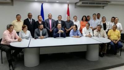 Luis Zelaya, presidente del Consejo Central Ejecutivo del Partido Liberal (CCEPL), durante la conferencia de prensa.