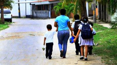 En la colonia San Carlos de Sula, la mayoría de madres van por sus hijos al terminar las clases.