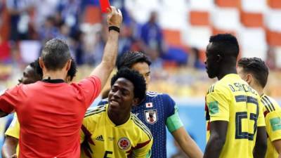 Momento en el que el ﻿árbitro esloveno Damir Skomina expulsa al colombiano Carlos Sánchez. Foto EFE