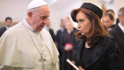 El papa Francisco y la presidenta argentina, Cristina Fernández, almorzaron hoy en la residencia vaticana de Santa Marta, después de que ser invitada a principios de este mes. EFE