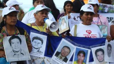 Las madres centroamericanas que buscan a familiares desaparecidos iniciaron hoy en México su décima caravana portando un listón negro, en señal de luto por la desaparición de 43 estudiantes en el sureño estado de Guerrero, informaron los organizadores. EFE