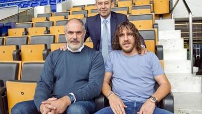 Carles Puyol junto a Andoni Zubizarreta y Josep María Bartomeu.