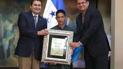 El presidente Juan Orlando Hernández y el ministro de Marlon Escoto entragan el reconocimiento al maestro tolupán Aurelio Martínez Sevilla.