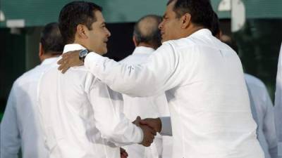 Los presidentes de Honduras, Juan Orlando Hernández, y de Ecuador, Rafael Correa, conversan tras posar para los medios gráficos en la XXIV Cumbre Iberoamericana de jefes de Estado y de Gobierno, inaugurada hoy en la ciudad mexicana de Veracruz. EFE