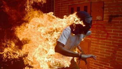 La espectacular imagen de un manifestante venezolano envuelto en llamas durante una manifestación de protesta en Caracas, del fotógrafo de la AFP Ronaldo Schemidt, fue nominada a mejor foto del año del prestigioso certamen World Press Photo.