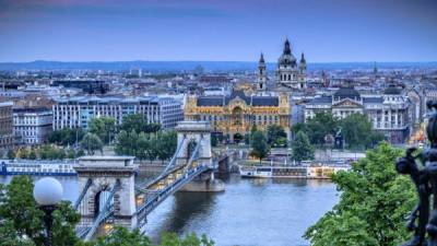 La primavera en esta ciudad se caracteriza por la abundancia de sol y lluvias aisladas.