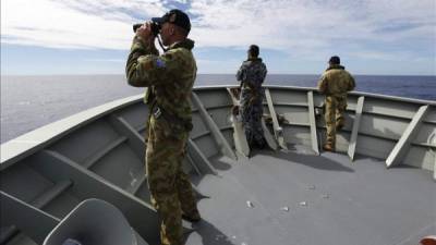 Fotografía del 7 de abril y cedida por la Armada Real Australiana, de las labores de búsqueda de los restos del vuelo MH370 de Malaysia Airlines, desaparecido desde el pasado 8 de marzo. EFE/Archivo