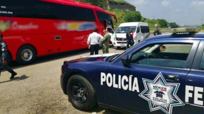 Militares y policías mexicanos interceptaron un autobús que trasladaba migrantes hondureños hacia EEUU./Twitter.