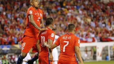 Eduardo Vargas, Alexis Sánchez y Arturo Vidal festejando uno de los goles de Chile ante Panamá. Foto EFE