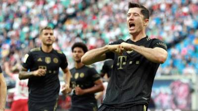 Robert Lewandowski abrió el camino del triunfo del Bayern Múnich contra el RB Leipzig. Foto Twitter @FCBayern