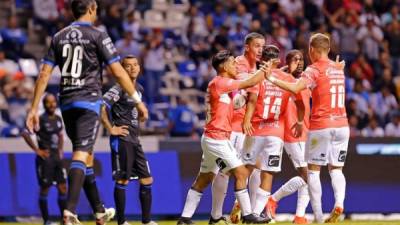 Michaell Chirinos celebrando con sus compañeros de Lobos BUAP su golazo marcado a Puebla.