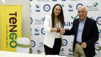 Paola Canahuati directora de proyectos de TENGO Express y Mauricio Chiovelli gerente de Aguas de San Pedro la alianza.