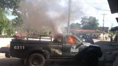 Elementos del Cuerpo de Bomberos se presentaron a la alcaldía municipal para apagar la patrulla incendiada.