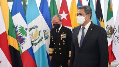 El presidente de Honduras, Juan Orlando Hernández, camina junto al secretario mexicano de Marina, José Rafael Ojeda Durán, a su llegada para participar en la cumbre de la CELAC. EFE
