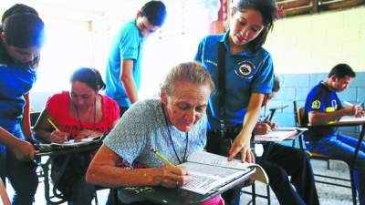 Cientos de estudiantes hacen el esfuerzo este año para enseñar a otros a leer y escribir como parte de su trabajo educativo social.