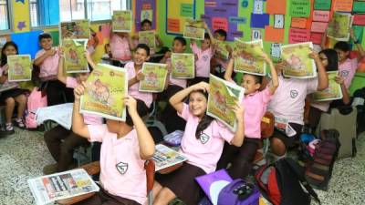 Estudiantes de la Florencia Bilingual School posaron con su ejemplar de “Aventuras en Honduras”. Fotos: Jordan Perdomo