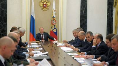 El presidente ruso Vladímir Putin reunido con su consejo de seguridad para discutir crisis con Ucrania.