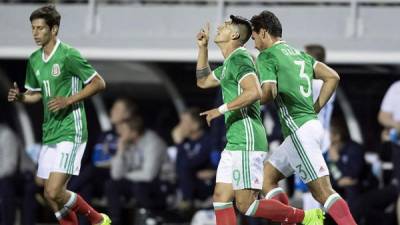Alan Pulido celebrando su gol con México ante Islandia.