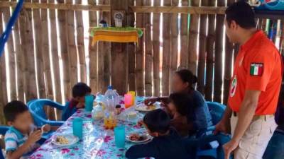 El niño hondureño y su madre fueron enviados a un albergue mientras las autoridades procesan su deportación./Twitter.