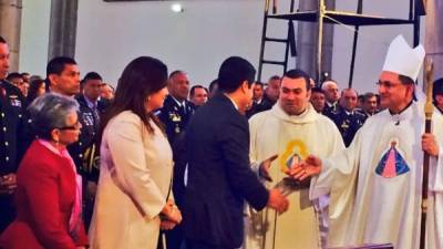 Juan Orlando Hernández y su esposa también estuvieron presentes en la misa en honor a la Virgen de Suyapa.