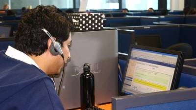 Más de 20,000 personas están trabajando en los call centers en San Pedro Sula.