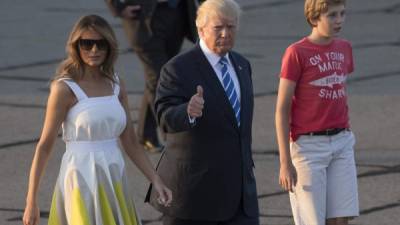 Un periodista criticó el vestuario de Barron Trump y Chelsea Clinton salió en su defensa. AFP.