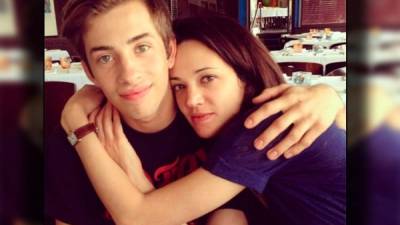 El actor Jimmy Bennett y la actriz Asia Argento.