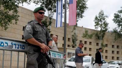Un miembro de las fuerzas se guridad israelíes vigila frente al consulado estadounidense en Jerusalén, adjacente al local que albergará la embajada del país norteamericano.