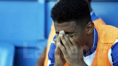 Antony 'Choco' Lozano se lamenta en el banco tras el empate que cedió Honduras ante Estados Unidos. Foto Melvin Cubas