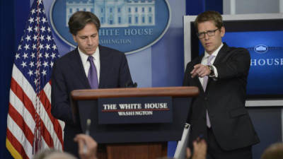 El consejero adjunto de Seguridad Nacional, Tony Blinken (i) y el portavoz de la Casa Blanca, Jay Carney (d), responden a preguntas de los medios en relación con Siria, durante el informe diario en la Casa Blanca, Washington, DC, EE.UU.. EFE