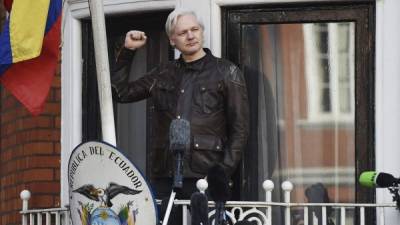 El fundador de WikiLeaks, Julian Assange se dirige a los medios de comunicación en el balcón de la embajada ecuatoriana en Londres, Reino Unido hoy 19 de mayo de 2017.EFE