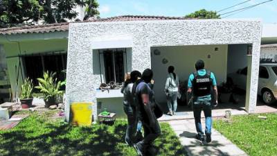 Una de las viviendas allanadas en la residencial Los Almendros en Tegucigalpa.