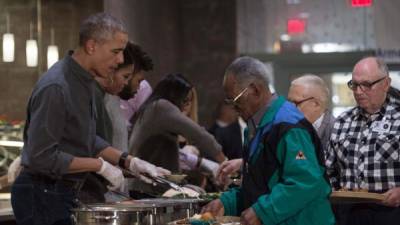 El presidente Barack Obama sirve comida a jubilados de las Fuerzas Armadas. Foto: AFP/Nicholas Kamm